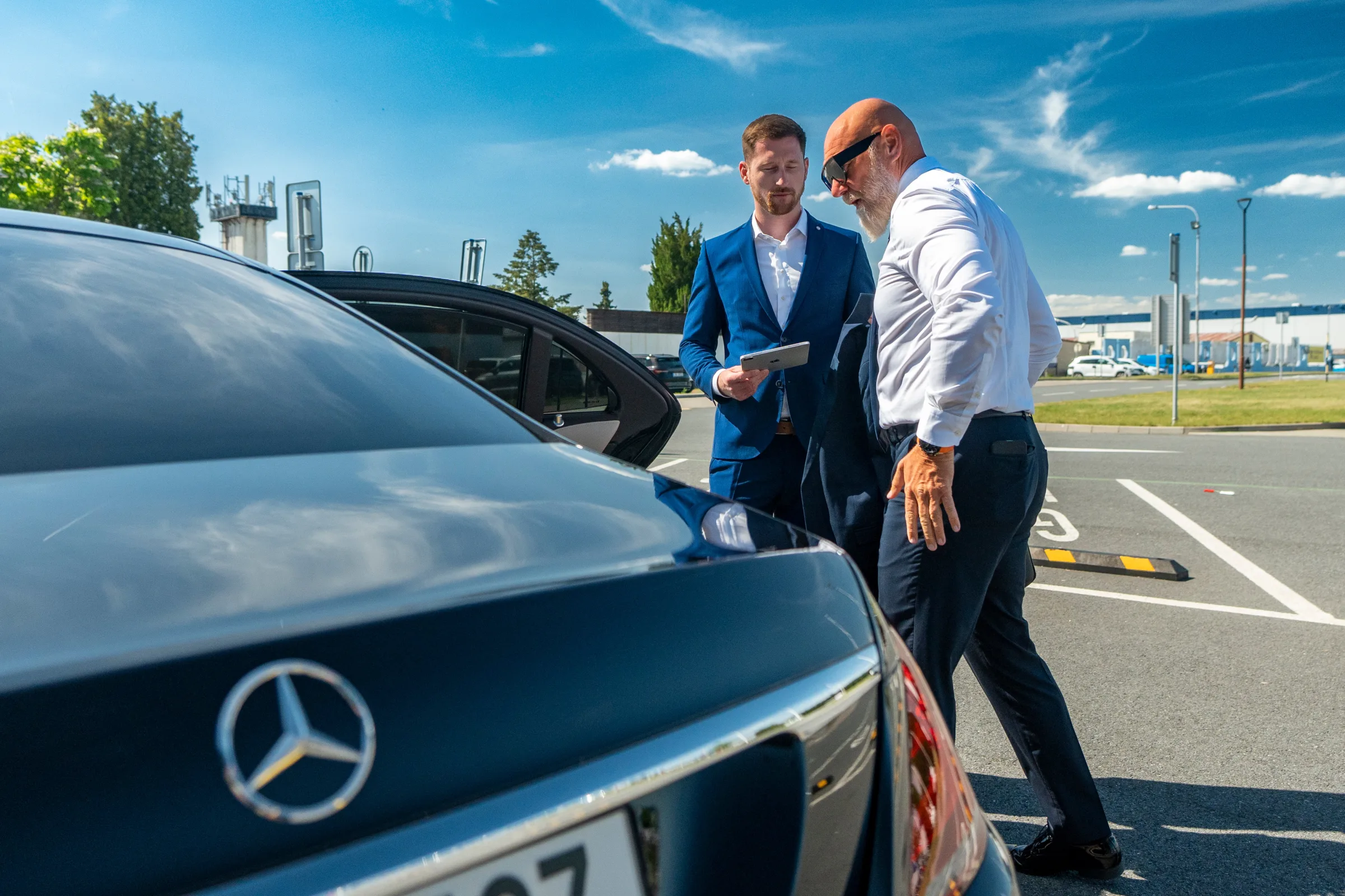 Tým Executive Cars u vozu Mercedes-Benz během předání služby