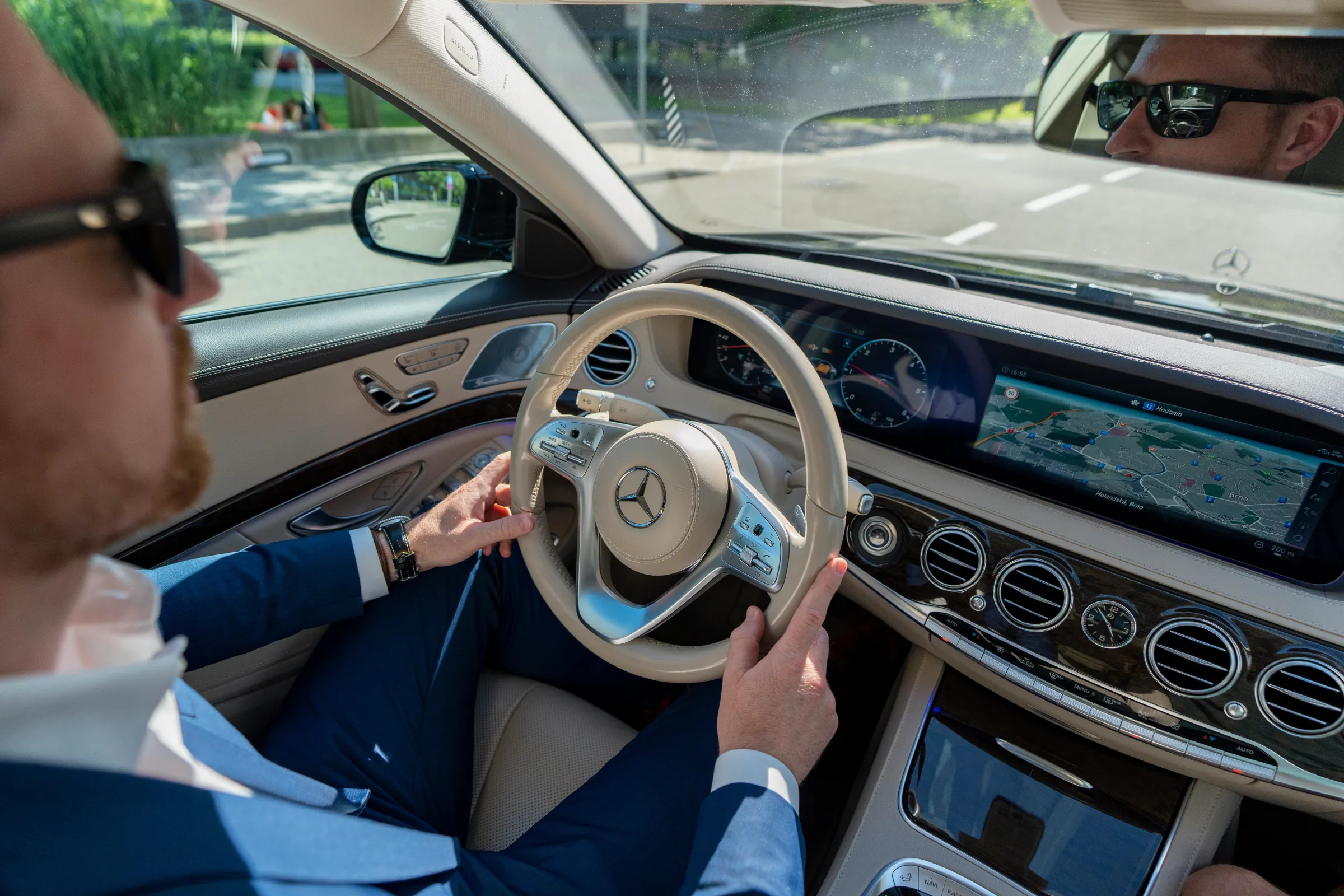 Profesionální řidič Executive Cars za volantem vozu Mercedes-Benz